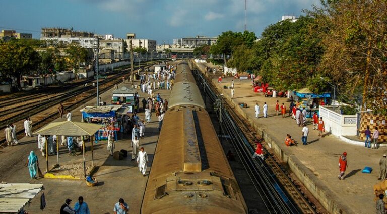 باكستان تفتح حدودها مؤقتًا لدخول المساعدات إلى أفغانستان