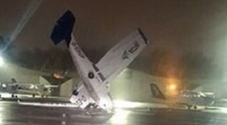 بالفيديو.. انقلاب طائرة في البرتغال