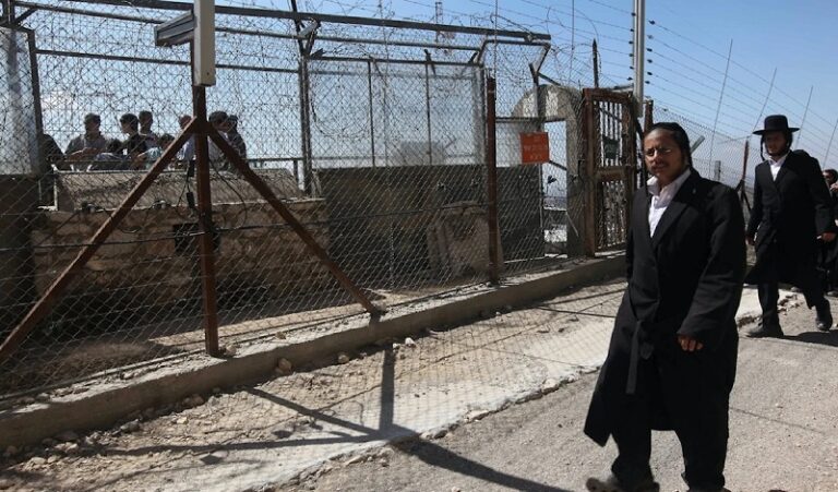 الحكومة ترضخ لبرنامج الجنرال الأميركي في إدارة لجنة الإشراف