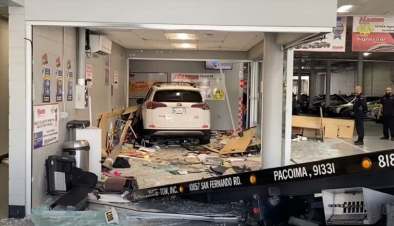 سيارة تقتحم شركة! (فيديو)