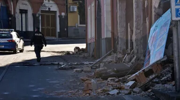 زلزال بقوة 4.4 درجات يضرب نابولي (فيديو – صور)