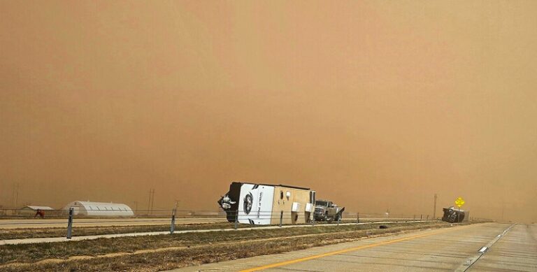 بالفيديو.. عاصفة عاتية وحرائق تجتاح ولايات أميركية