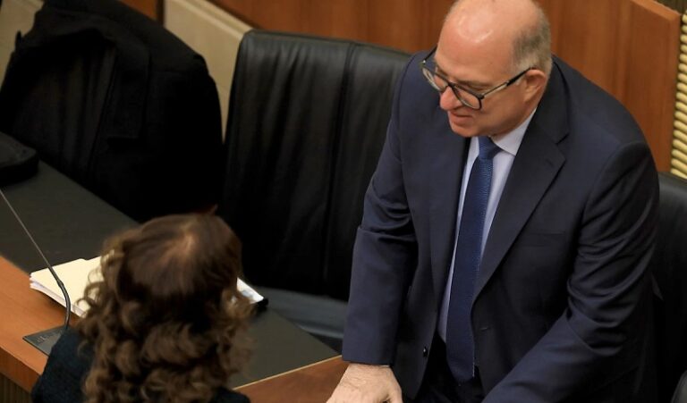 تضارب مصالح في “الاتصالات”: الوزير يملك شركتين لتوزيع الإنترنت