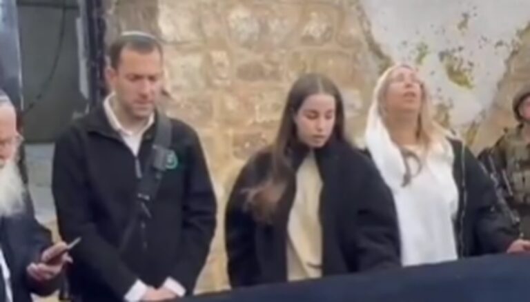 بالفيديو.. مستوطنون يقتحمون مقام النبي يوسف في نابلس