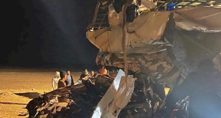 13 قتيلاً بحادث تصادم في مصر (فيديو)