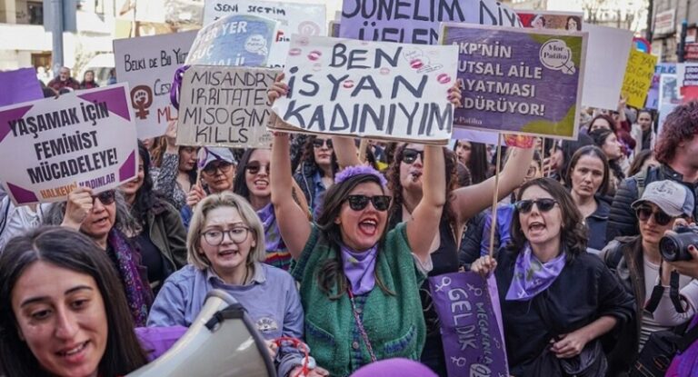 توقيف 200 امرأة بعد مسيرة احتجاج نسائية في اسطنبول (فيديو)