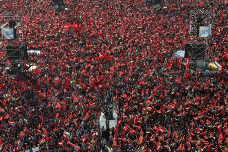 بالفيديو.. ثورة في تركيا!