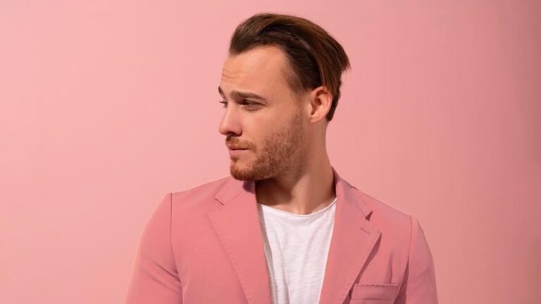 بالصور ـ كرم بورسين يظهر بإطلالة جديدة في دبي!