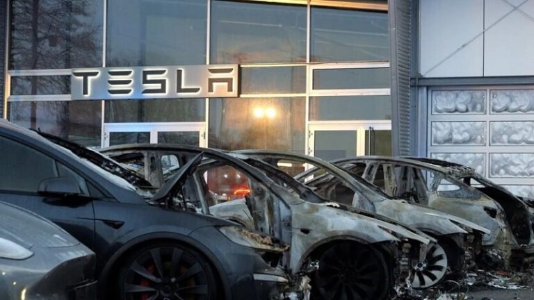 احتراق 7 سيارات “تسلا” في ألمانيا