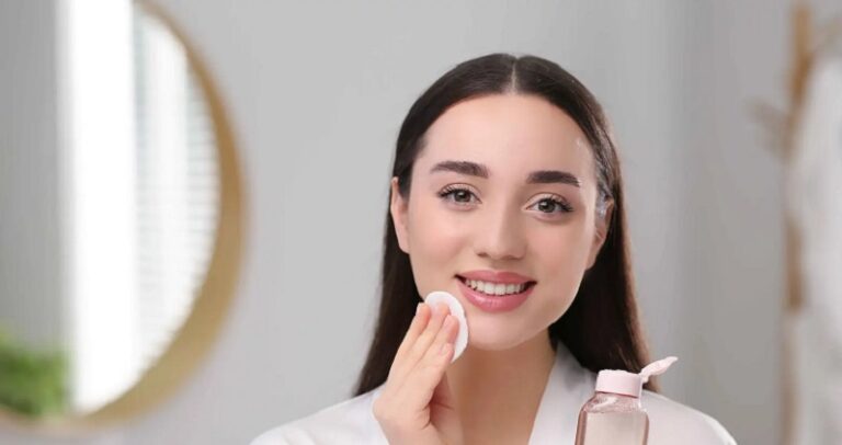 لا تنظف بشرتك صباحاً!