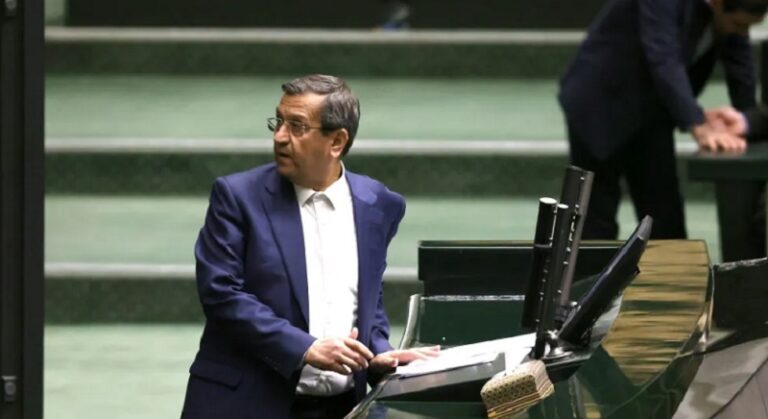 البرلمان الإيراني يحجب الثقة عن وزير المال