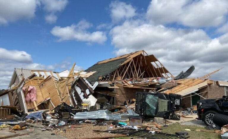 قتلى بعواصف قوية في أميركا (فيديو)