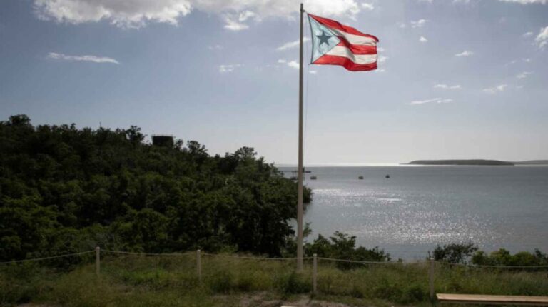 تسرب وقود قبالة جزيرة سياحية يثير مخاوف صحية!