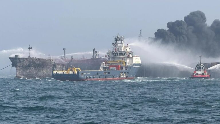 حريق السفينتين المصطدمتين قبالة بريطانيا مستمراً