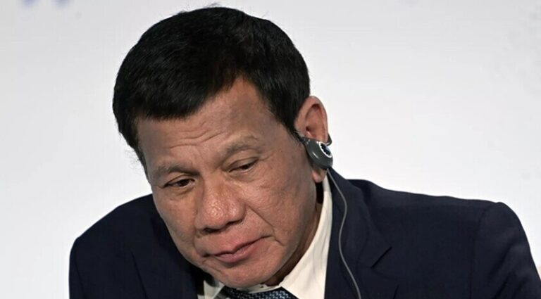 الرئيس الفلبيني السابق اقتيد قسراً إلى لاهاي؟