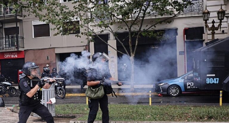 إصابات واعتقالات في إحتجاجات بوينس آيرس (فيديو)