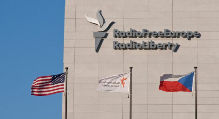 إذاعة “أوروبا الحرة” تقاضي الإدارة الأميركية