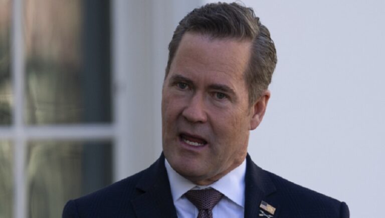 استقالة مستشار الأمن القومي الأميركي بعد تسريب معلومات عن الحوثيين؟