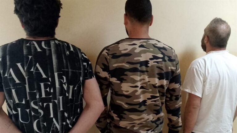 عصابة تروّج العملة المُزيّفة.. في قبضة “الأمن”