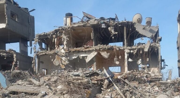 انهيار مبنى على رؤوس ساكنيه بمخيم جباليا