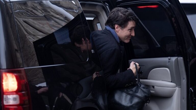 ترودو يخرج من البرلمان مع كرسي! (صورة)