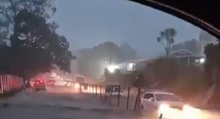 فيضانات ضخمة في جنوب أفريقيا.. وقتيلة! (فيديو)