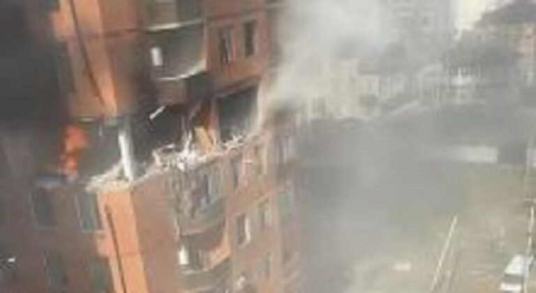 انفجار قوي بمبنى في روسيا (فيديو)