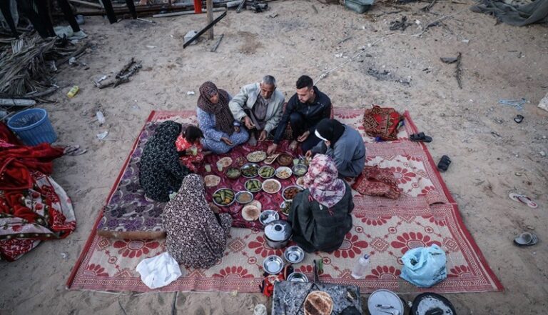 بالفيديو ـ سحور الفلسطينيين فوق أنقاض البيوت!