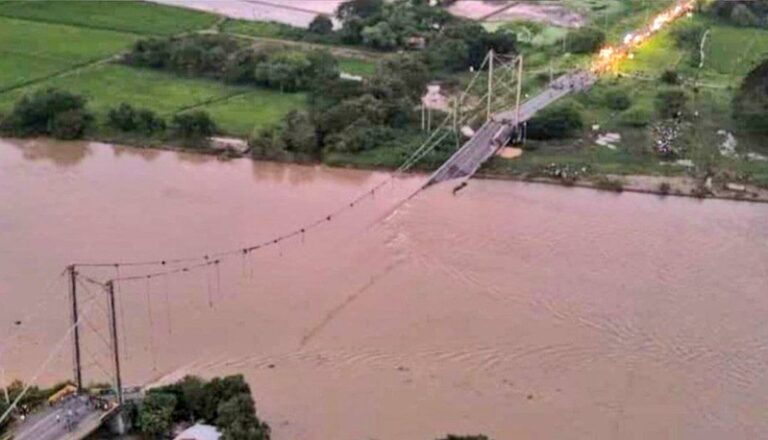  انهيار جسر في الإكوادور (فيديو)