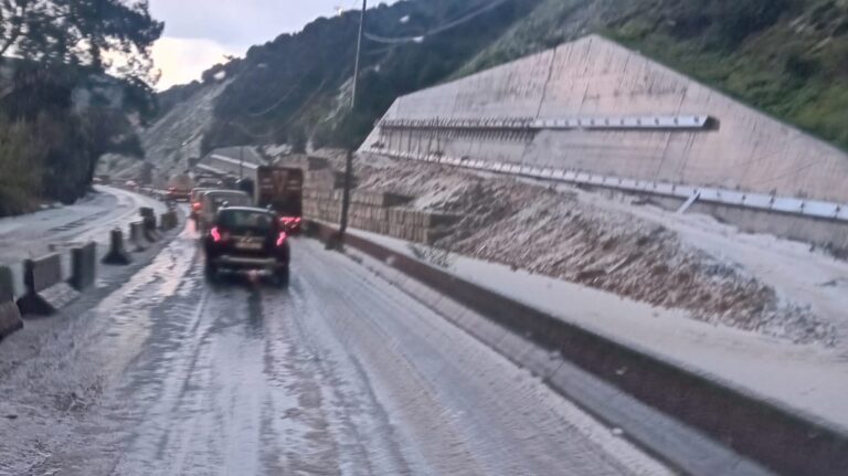 بالفيديو والصور.. تراكم الثلوج على اوتوستراد شكا