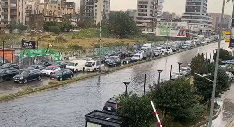 الأمطار تُغرق أوتوستراد سن الفيل – البوشرية