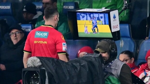 قرار تاريخي يدخل حيز التنفيذ في ايطاليا.. الجماهير ستسمع قرارات الـVAR مباشرة