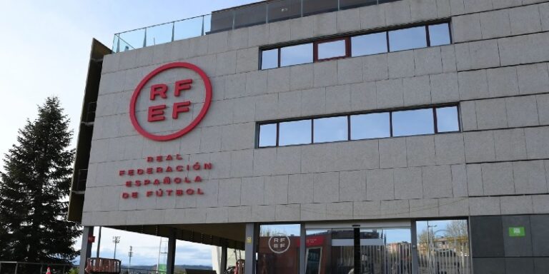 الإتحاد الإسباني يسعى لتجنب الصدام مع رئيس نادي برشلونة