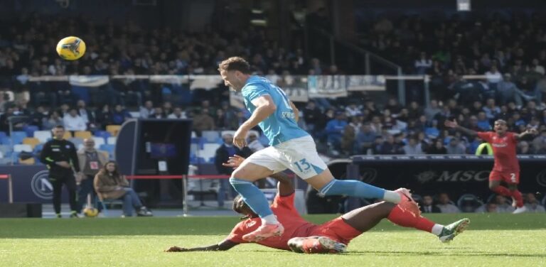 نابولي يهزم فيورنتينا ويواصل مطاردة الإنتر على صدارة الكالتشيو