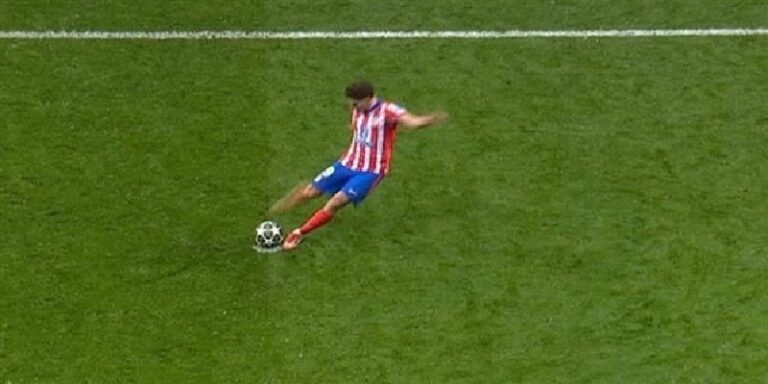 “اليويفا” يحسم الجدل بشأن ركلة جزاء ألفاريز ضد ريال مدريد