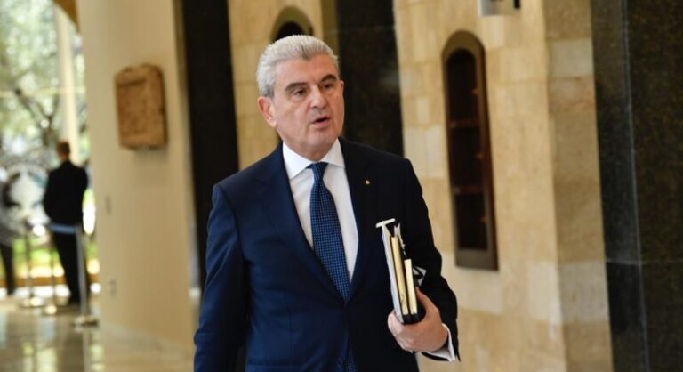 وزير الصناعة: إعادة الإعمار مشروطة بنزع السلاح