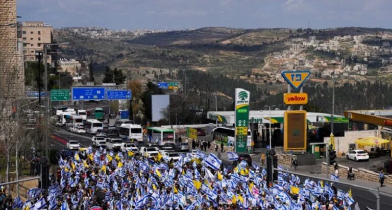 الشرطة تعتقل 12 متظاهراً من قرب مقر إقامة نتنياهو