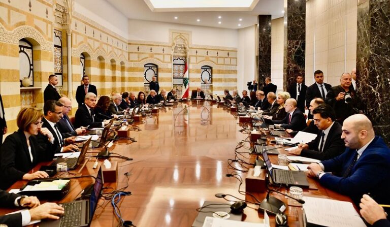 الحكومة تلتزم مسار التفاوض.. ورسائل من عون لـ”حزب الله”