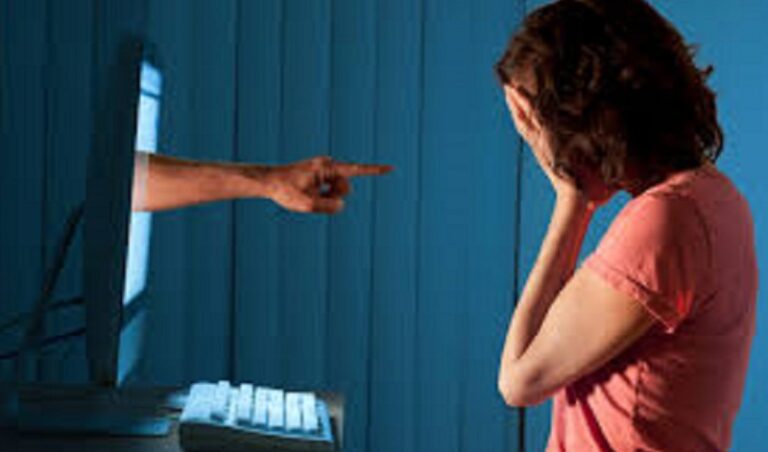 شبكة تفبرك فيديوهات مخلة للابتزاز.. في قبضة السلطات!