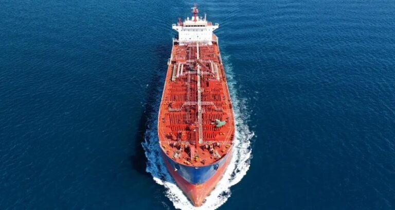 “القيادة الأميركية”: إيران إستولت على سفينة تجارية بمضيق هرمز