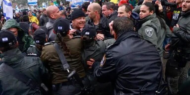 تظاهرات في “تل أبيب”.. عائلات أسرى الاحتلال: نتنياهو ضحى بأبنائنا! (فيديو)