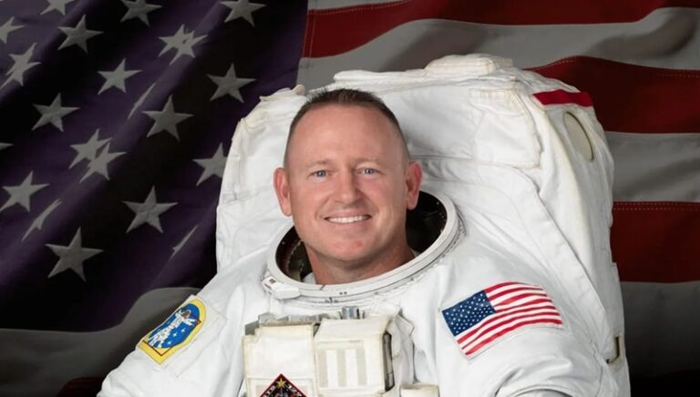 رائد فضاء عالق في الفضاء: ماسك قادر على إنقاذي لكنّ!