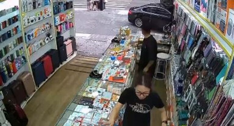 سيارة تدهس مشاة! (فيديو)