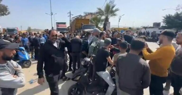 اعتصام لتجار الخردة في طرابلس احتجاجاً على إغلاق بور الحديد