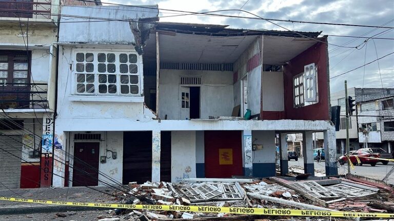 عشرات الجرحى بزلزال الإكوادور (صور)