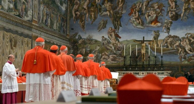 التصويت الثاني لانتخاب البابا: دخان أسود أم أبيض؟