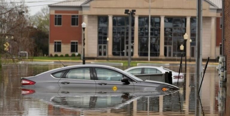 16 قتيلاً بالعواصف والفيضانات في أميركا (فيديو)