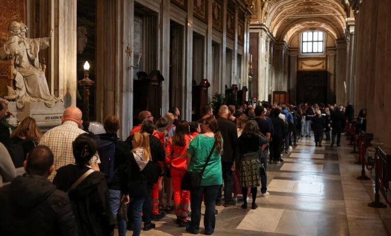 “الفاتيكان” يثبت المدخنة استعداداً لانتخاب بابا جديد