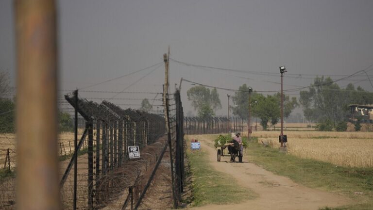 عشرات القتلى بقصف متبادل بين باكستان والهند