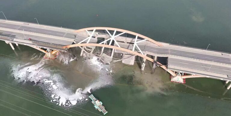 بالفيديو.. انهيار جسر نهر تشاوباي في الصين